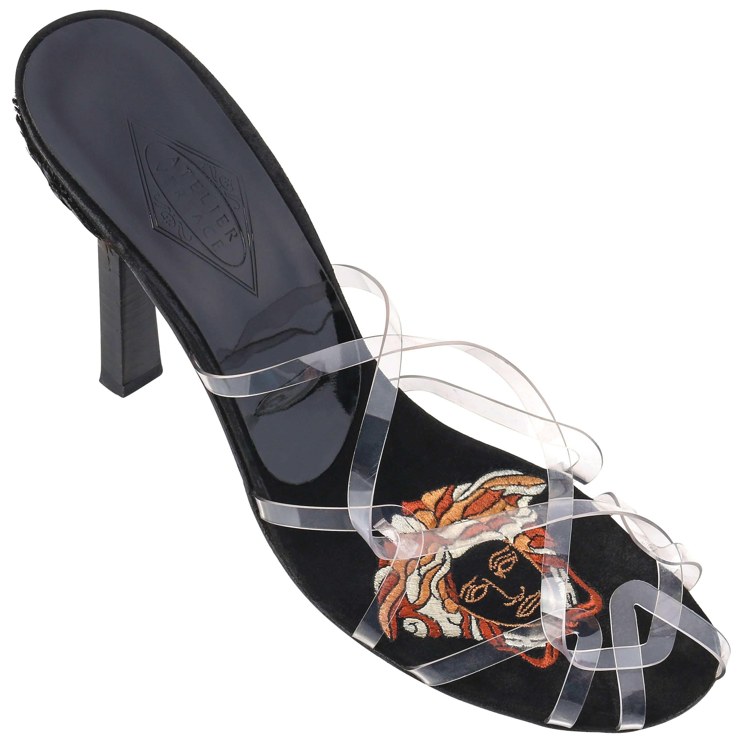 ATELIER VERSACE Chaussures à talons en plumes de paon Medusa avec croix croisée transparente noire, Taille 40 en vente