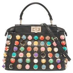 Borsa Fendi Mini Peekaboo Top Handle in pelle nera con borchie multicolore