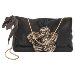 Lanvin Schwarze Satin-Clutch mit floralen Kristallen und Kettenapplikationen