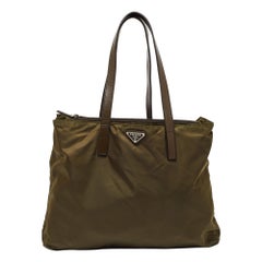 Prada Shopper Tote aus Nylon und Leder in Olivgrün