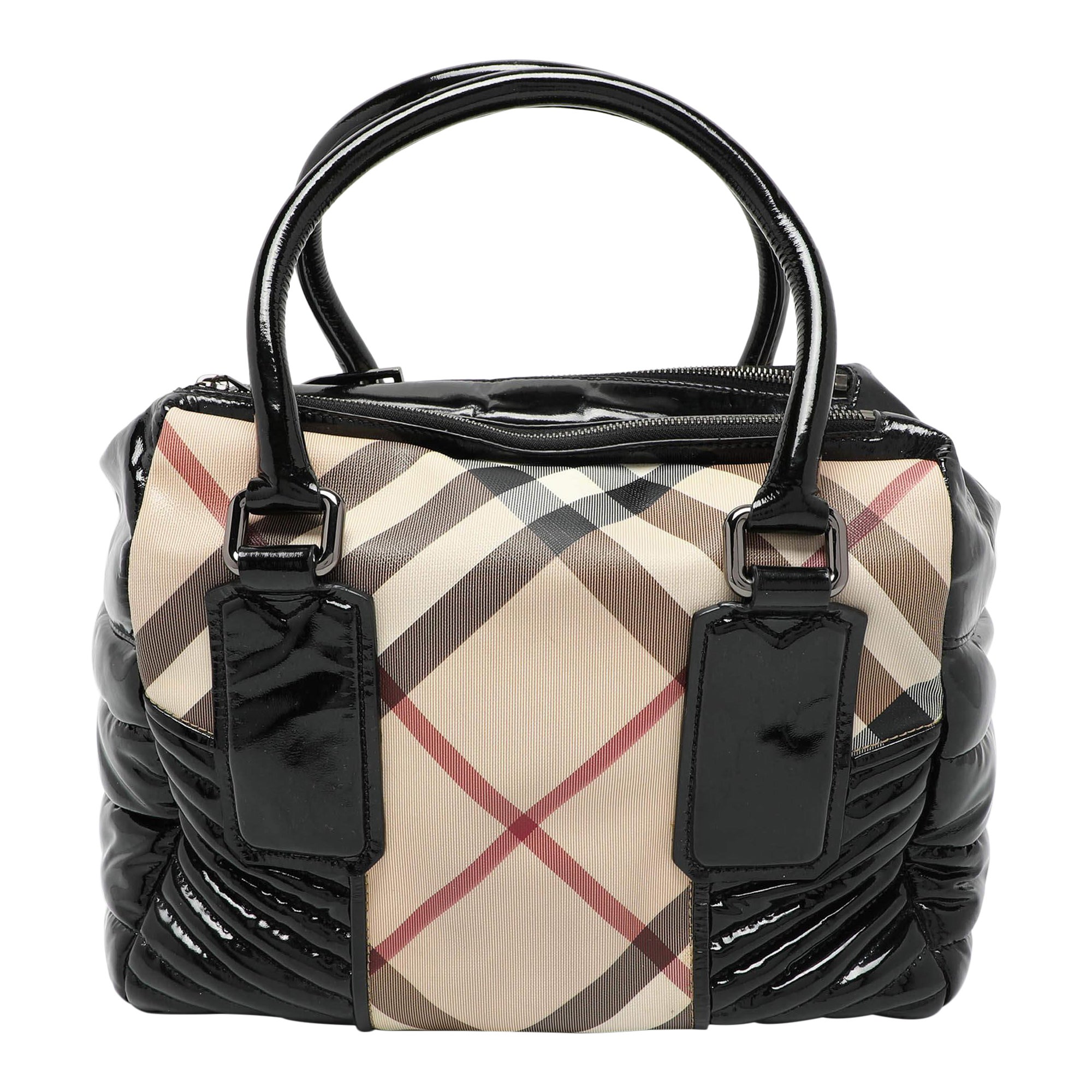 Burberry Umhängetasche aus PVC und Lackleder in Beige/Schwarz Nova Check im Angebot