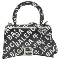 Balenciaga - Sac à main en cuir noir/blanc avec logo Allover XS Hourglass