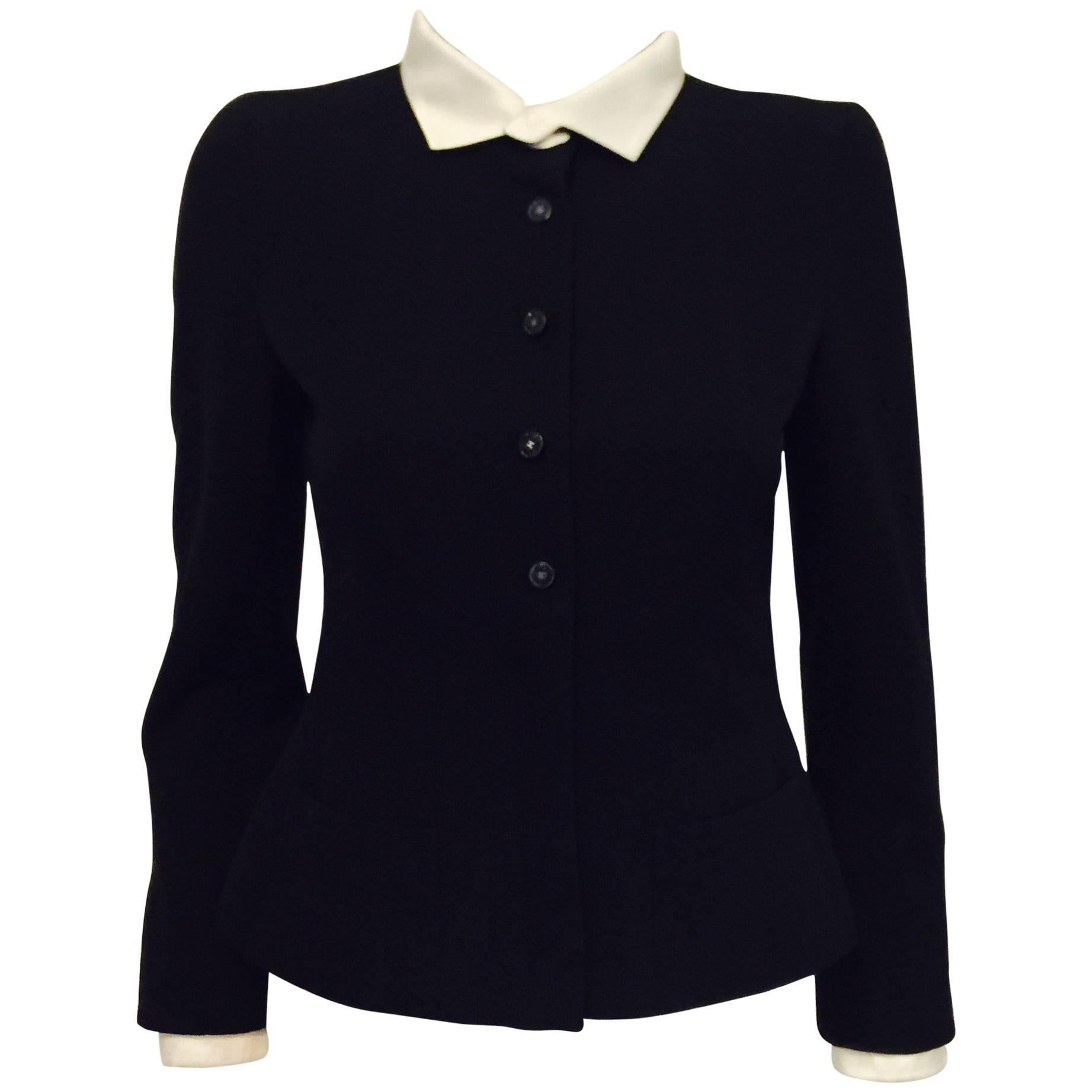 Chanel Black Wook Fitted Jacket With Removable White Silk Collar and Cuffs 36 For Sale