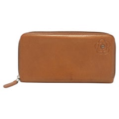 Chanel Cartera con cremallera Camelia de piel marrón