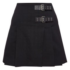 Moschino M05CHIN0 Falda negra plisada con detalle de hebilla M