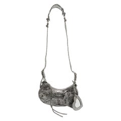 Balenciaga - Sac à bandoulière Le Cagole XS en cuir verni gris métallisé