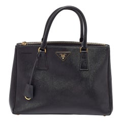 Prada Schwarze große Galleria-Tasche aus Saffiano-Leder