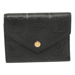 Louis Vuitton Portefeuille Victorine en cuir Empreinte Monogram noir