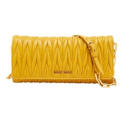 Miu Miu Cartera con solapa de piel mostaza mate y cadena
