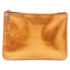 Pochette Slim di Kenzo in vinile bronzo con motivo a tigre
