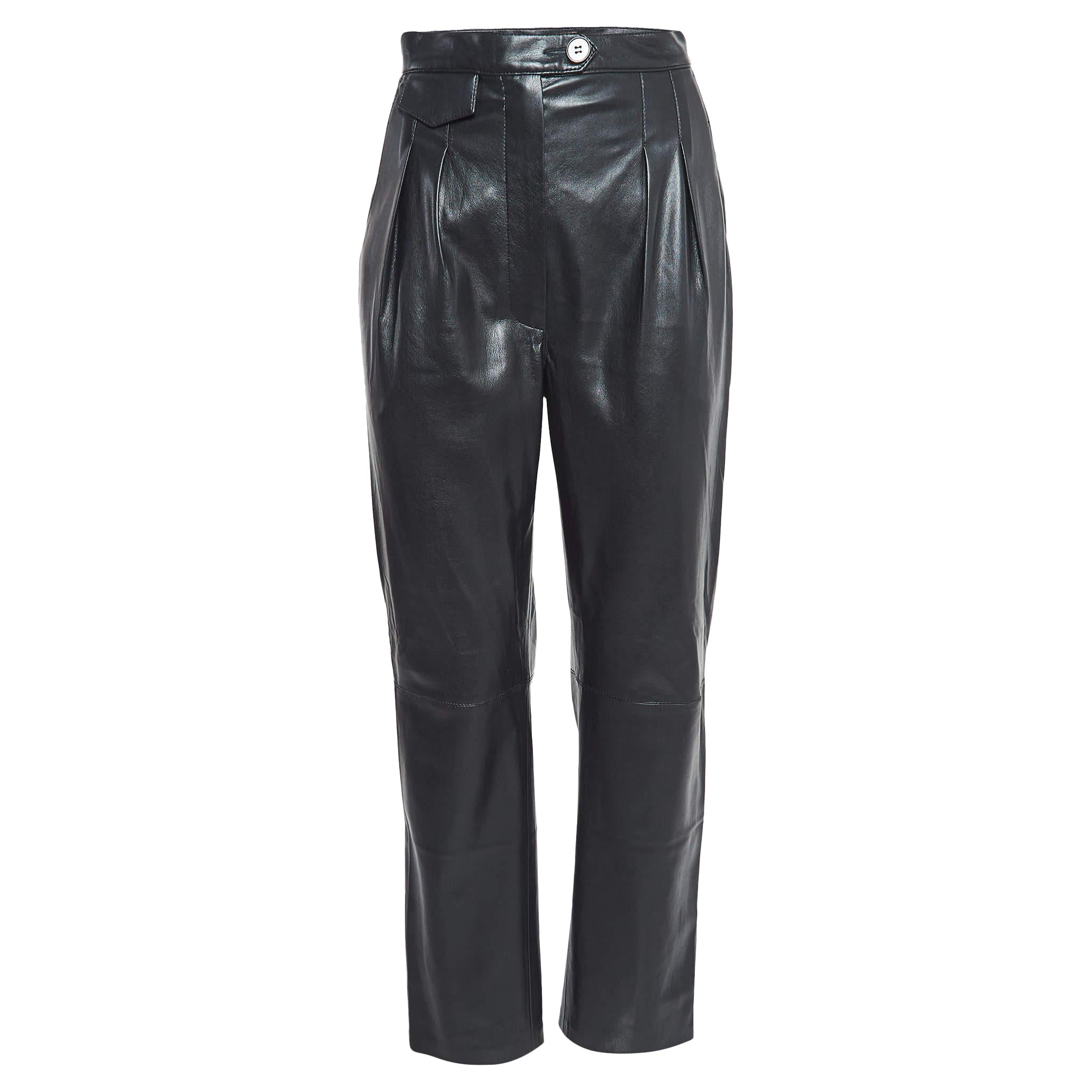 Nanushka Schwarze plissierte Plissee-Hose aus Kunstleder S