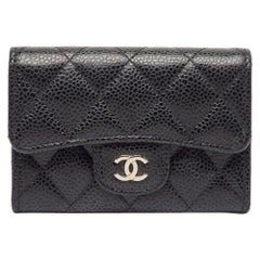 Chanel - Porte-cartes à rabat en cuir caviar noir