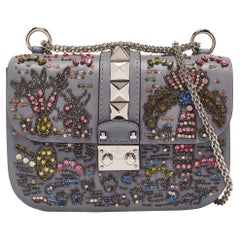 Valentino Graue Leder-Klappentasche mit Kristallverzierung und Nieten und Glam Lock