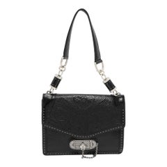 Bolso de asa superior de charol repujado negro Alexander McQueen