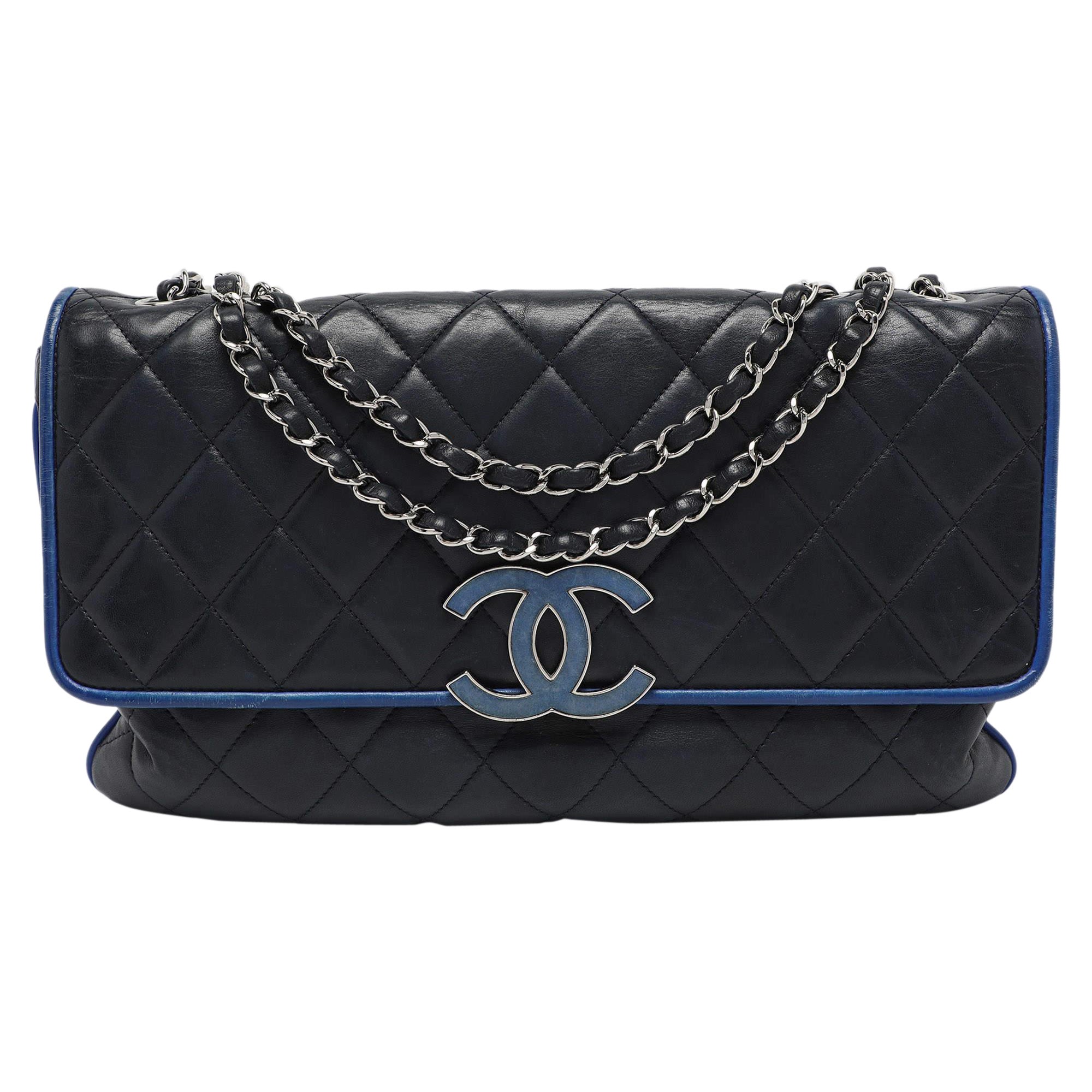 Chanel Borsa Divine in pelle trapuntata blu navy con patta