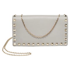 Pochette Rockstud in pelle blu cenere di Valentino