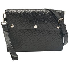 Burberry Schwarze TB Messenger Bag aus geprägtem Leder mit TB-prägung