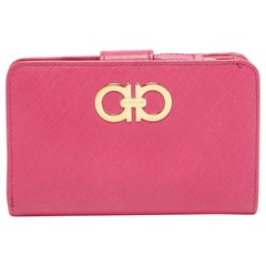 Salvatore Ferragamo Cartera francesa Gancini de piel rosa