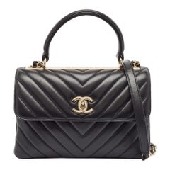 Chanel Schwarze kleine trendige CC Top Handle Bag aus Chevron-Leder