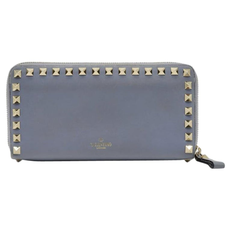 Portefeuille d'organisation Rockstud à fermeture éclair en cuir bleu clair Valentino en vente