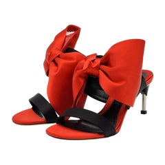 Alexander McQueen Mule de satén con lazo y tacón de aguja en rojo