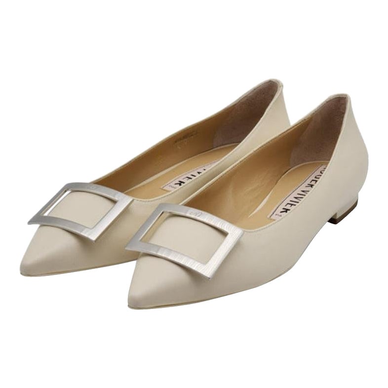 Roger Vivier Gommettine Ball Ballet Flats - Leather in Beige For Sale