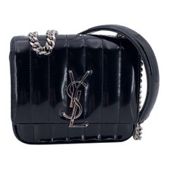 Saint Laurent Borsa a tracolla piccola Vicky in pelle verniciata trapuntata nera