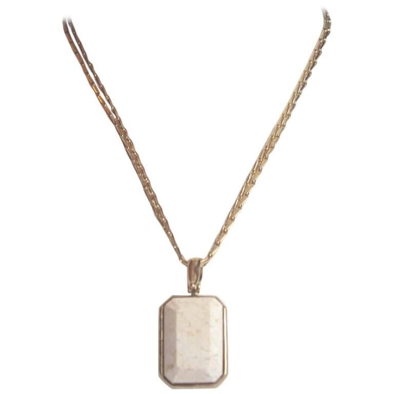 Collier à pendentif Goossens Paris en or pâle et marbre blanc en vente