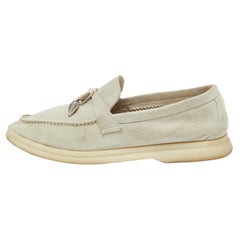 Loro Piana Mocasines de ante gris claro con charms de verano Talla 35.5