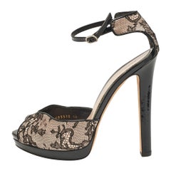 Alexander McQueen - Escarpins peep toes en dentelle et cuir verni beige/noir - Taille 40
