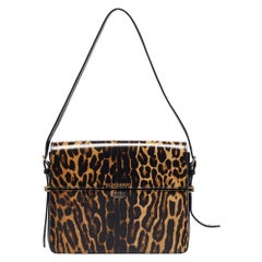 Bolso grande Grace de Burberry en piel brillante con estampado de leopardo negro/crema