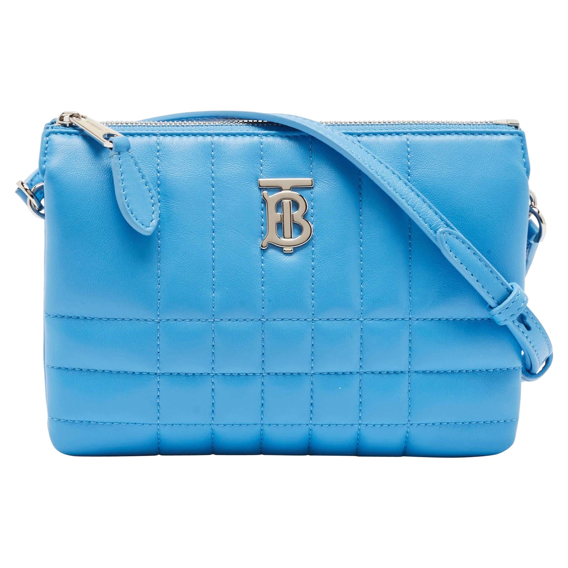 Bolso Crossbody Lola de doble bolsa de piel acolchada con cuadros azul cielo de Burberry en venta