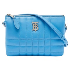 Bolso Crossbody Lola de doble bolsa de piel acolchada con cuadros azul cielo de Burberry