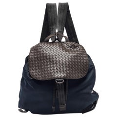 Bottega Veneta - Sac à dos à rabat en cuir et nylon Intrecciato bleu marine/brun