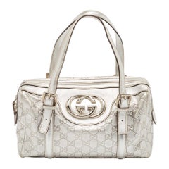 Gucci - Sac Britt Boston en cuir argenté Guccissima
