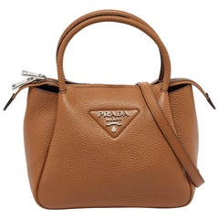 Minibolso Prada de piel marrón adornado con logotipo