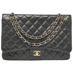 Chanel - Sac à main à rabat en cuir matelassé caviar noir