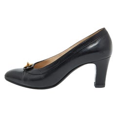 Chanel Schwarze CC Lock Pumps aus Leder Größe 35