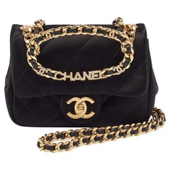 Chanel - Sac à main à rabat en satin matelassé noir