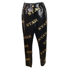 Pantalón Moschino Couture de lentejuelas negras con letras doradas