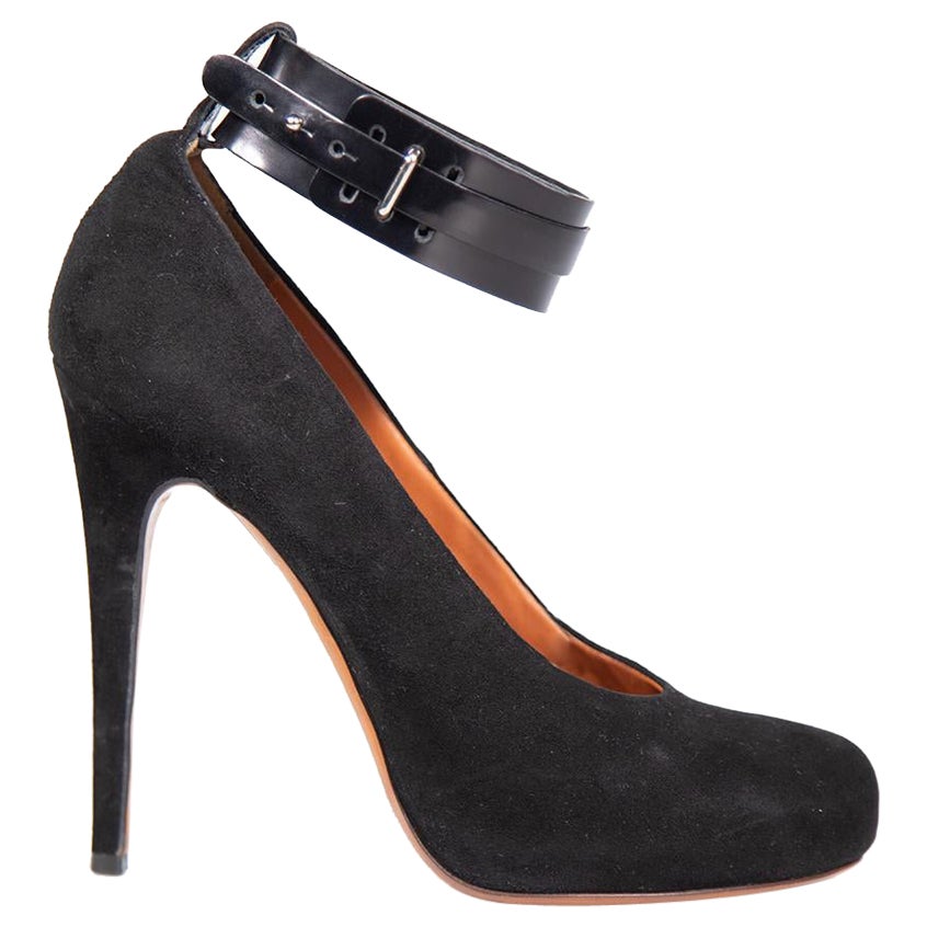 Céline - Escarpins en daim noir à bout arrondi et à bride de cheville - Taille FR 39 en vente