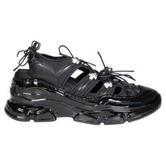 Simone Rocha Schwarze Lack verschönerte Spitzen-Turnschuhe mit Ausschnitt Größe IT 40