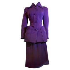 1940 Traje de falda de gabardina de lana púrpura real con cintura fruncida y enormes bolsillos