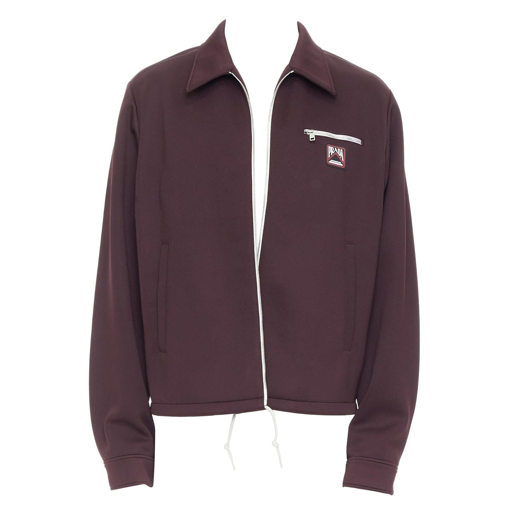PRADA 2018 Burgunderrote sportliche Gummijacke mit Reißverschluss und Kragen IT50 L im Angebot