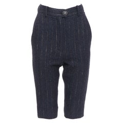 CHANEL Pantalon capri en tweed métallisé bleu marine à boutons CC FR34 XS