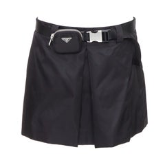 PRADA 2020 Cintura con fibbia con logo triangolare in re-nylon nero argento mini gonna IT44 L.