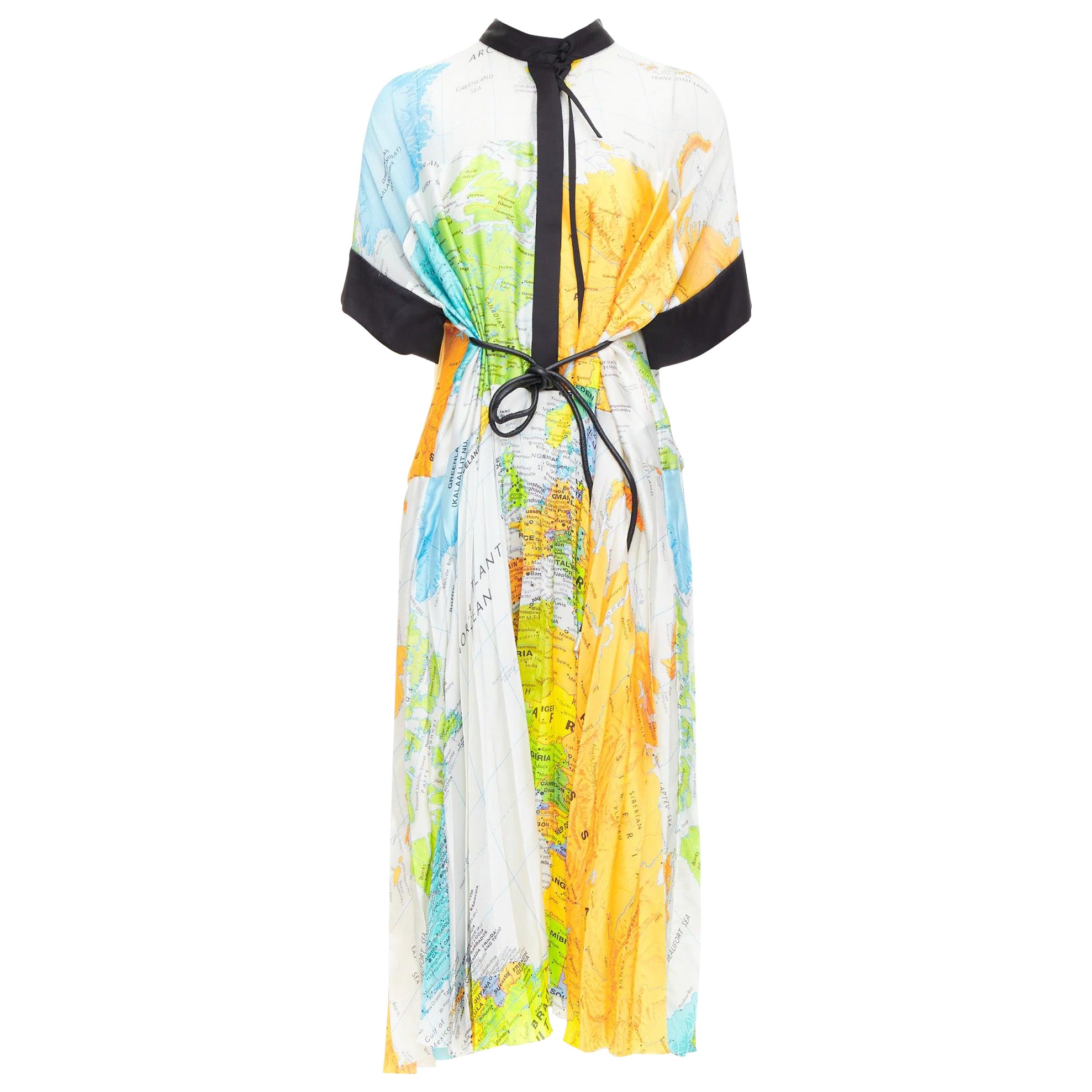 SACAI 2020 jaune bleu blanc imprimé carte ceinture noire robe midi JP2 M en vente