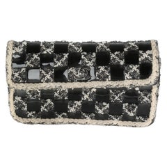 Chanel Schwarz-Weiß Tweed-Tasche aus gewebtem Lackleder Medium mit Klappe