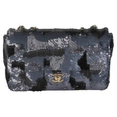 Borsa Chanel nera con lustrini navy con patta singola media