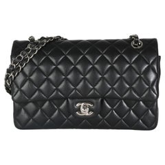 Chanel Borsa media classica a doppia patta in pelle di agnello trapuntata nera